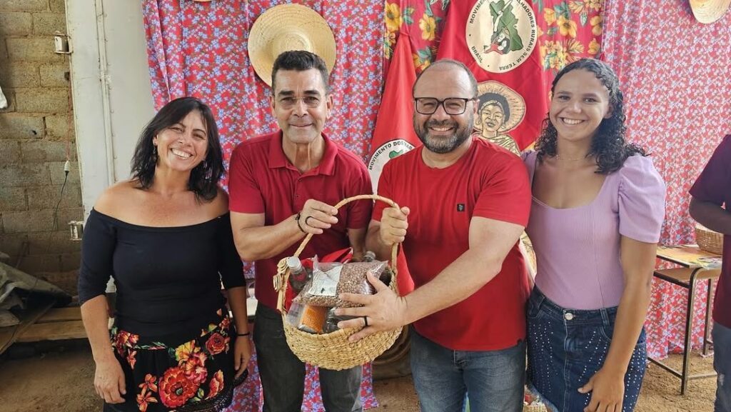 Deputado federal Padre João e deputado estadual Leleco Pimentel em visita ao MST-MG, em Visconde do Rio Branco. Além deles, duas moradoras do assentamento estão presentes na foto.